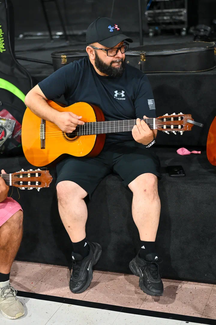 Eddie tocando la guitarra