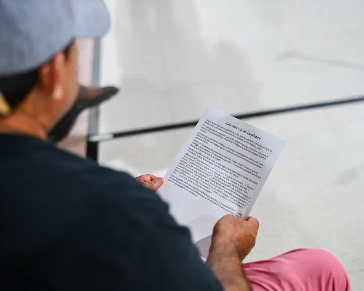 Un hermano leyendo la hoja “Lecciones de un carpintero”