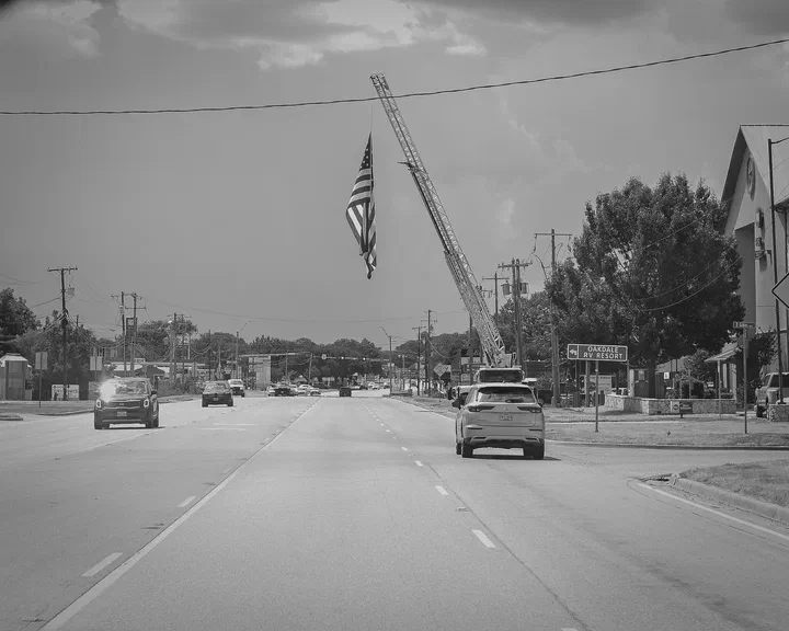 Calle de Glen Rose con una bandera colgando de una grúa