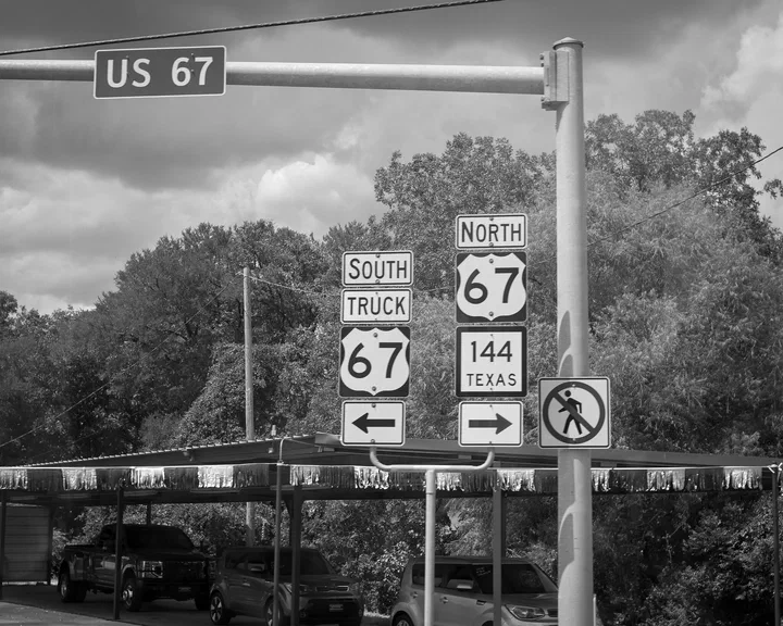 Letreros de las carreteras US 67 y Texas 144