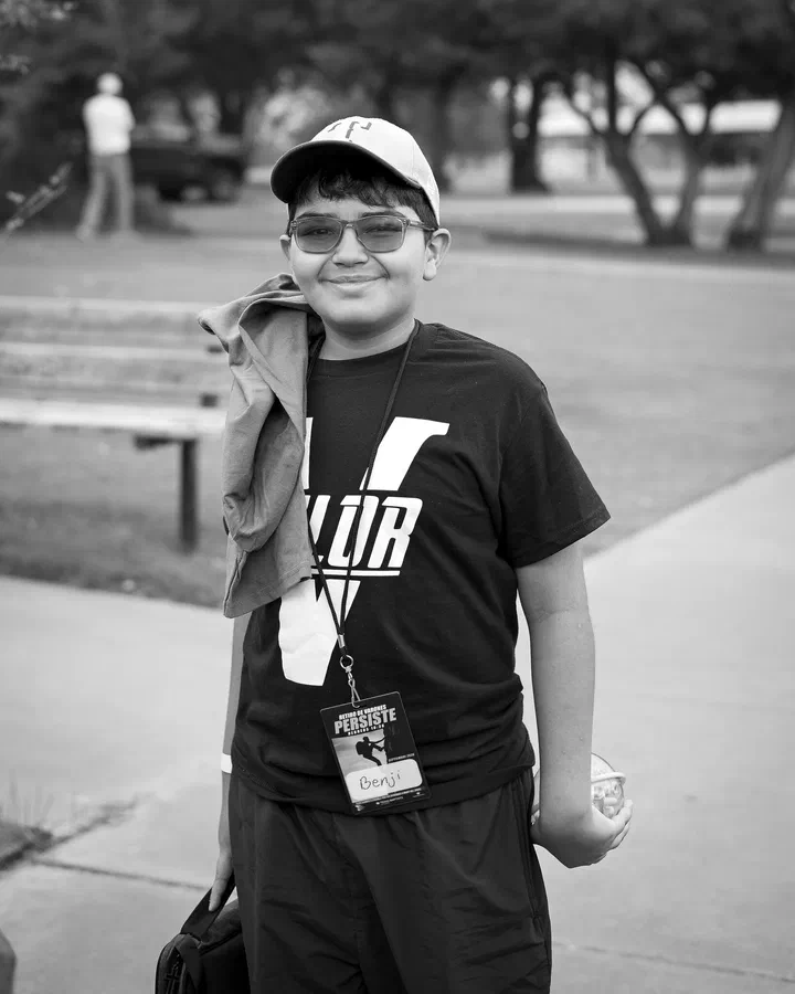 Benjamín con gorra y gafas, sonriendo, con camisa de Valor