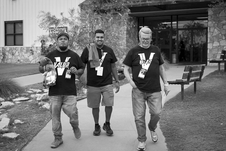 Germán, Ever y el pastor Rick Todd caminando por el campamento