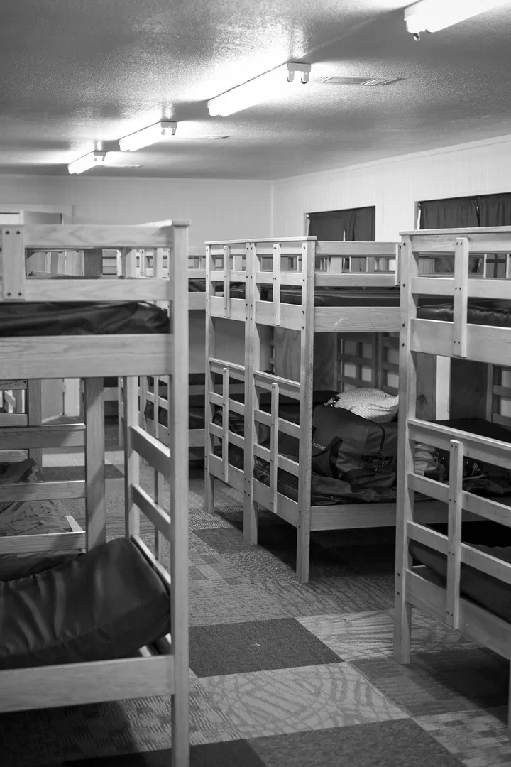 Cabaña con filas de literas de madera