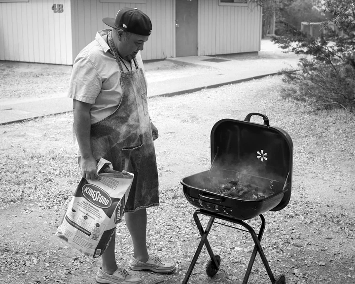 Víctor prendiendo el carbón del grill