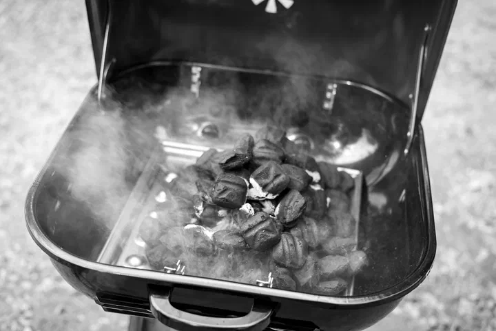 El carbón humeando en el grill