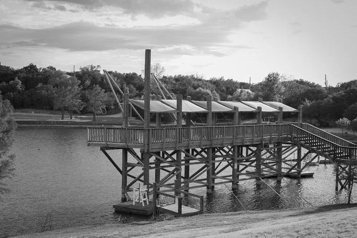 El muelle sobre el lago del campamento