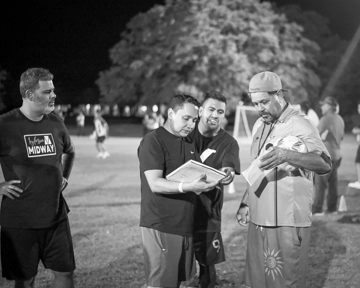 En el campo de fútbol, organizando los equipos al atardecer