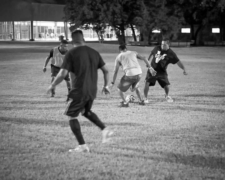 Partido de fútbol en la grama
