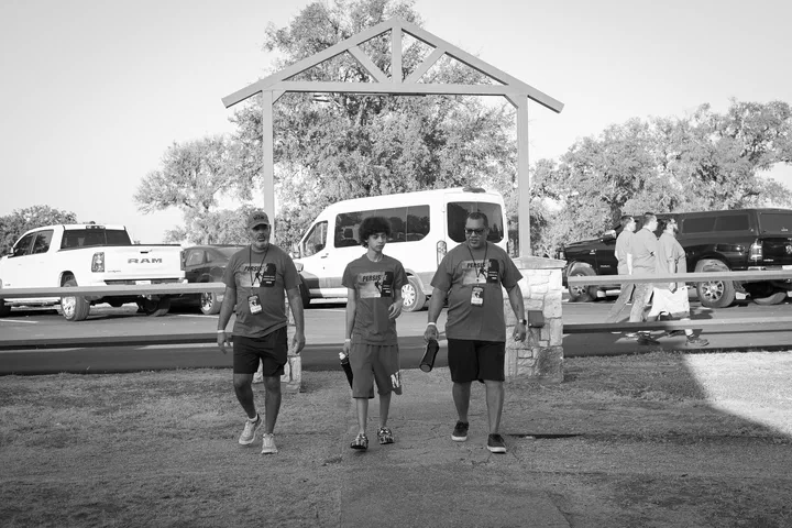 Benjamín, Samuel y Víctor caminando hacia la entrada del campamento