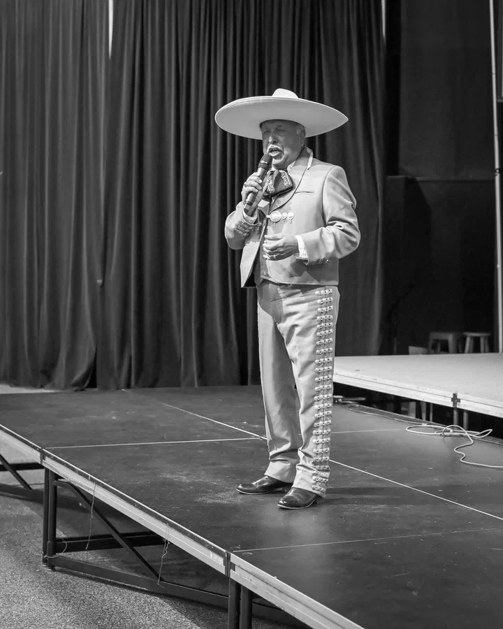 El cantante charro en la tarima